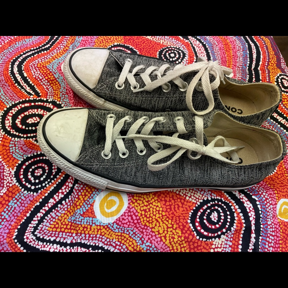 Size 9 women’s, size 7 men’s, Converse sneakers in a salt and pepper gray.